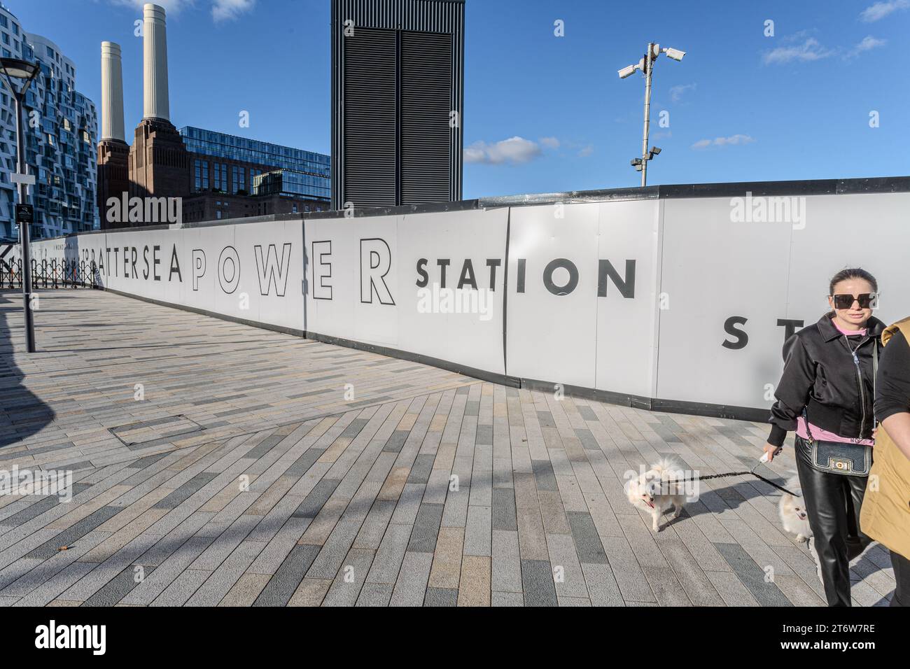 Frau, die Hund vor Battersea Power Station, London, Großbritannien Stockfoto
