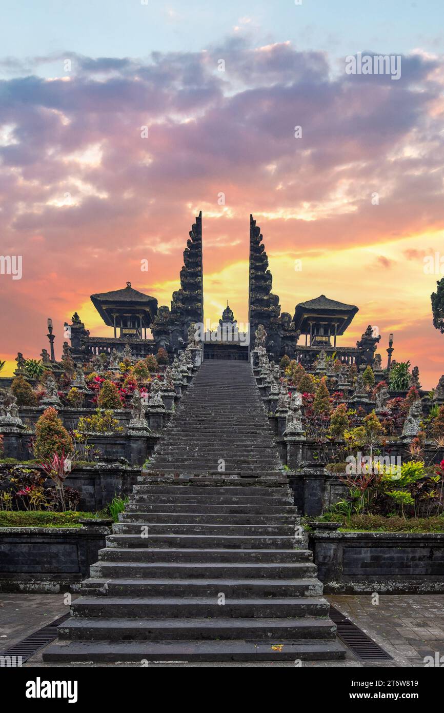 Der Besakih-Tempel auf dem Vulkan Agung. Der heiligste und bedeutendste Tempel, auch Muttertempel im Hindu-Glauben auf Bali genannt. Stockfoto