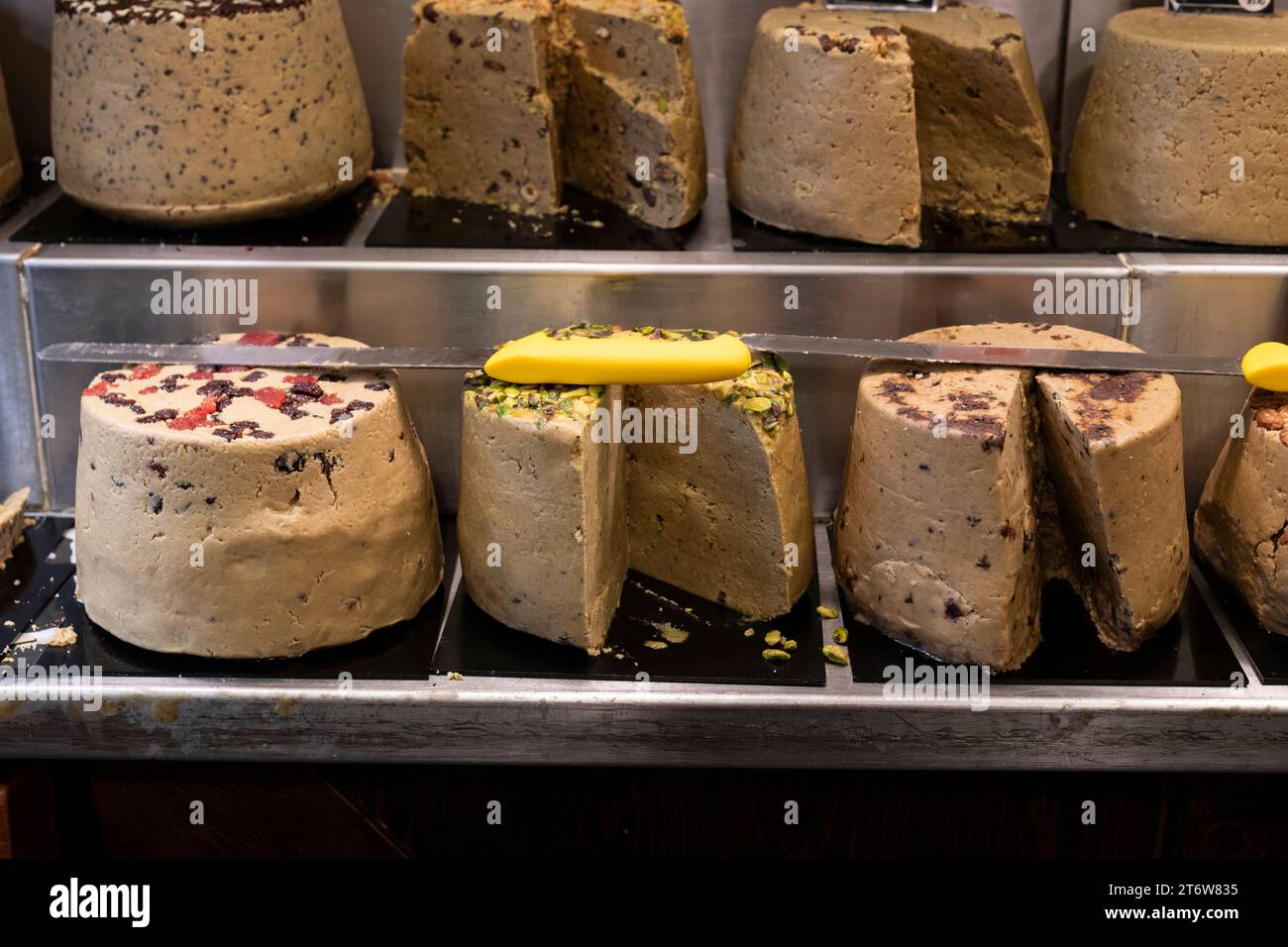 Eine Auswahl an speziell aromatisierten Halva- oder Sesam-Süßigkeiten, ein Nahost-Leckerbissen, auf dem Machane Yehuda-Markt in Jerusalem erhältlich. Stockfoto