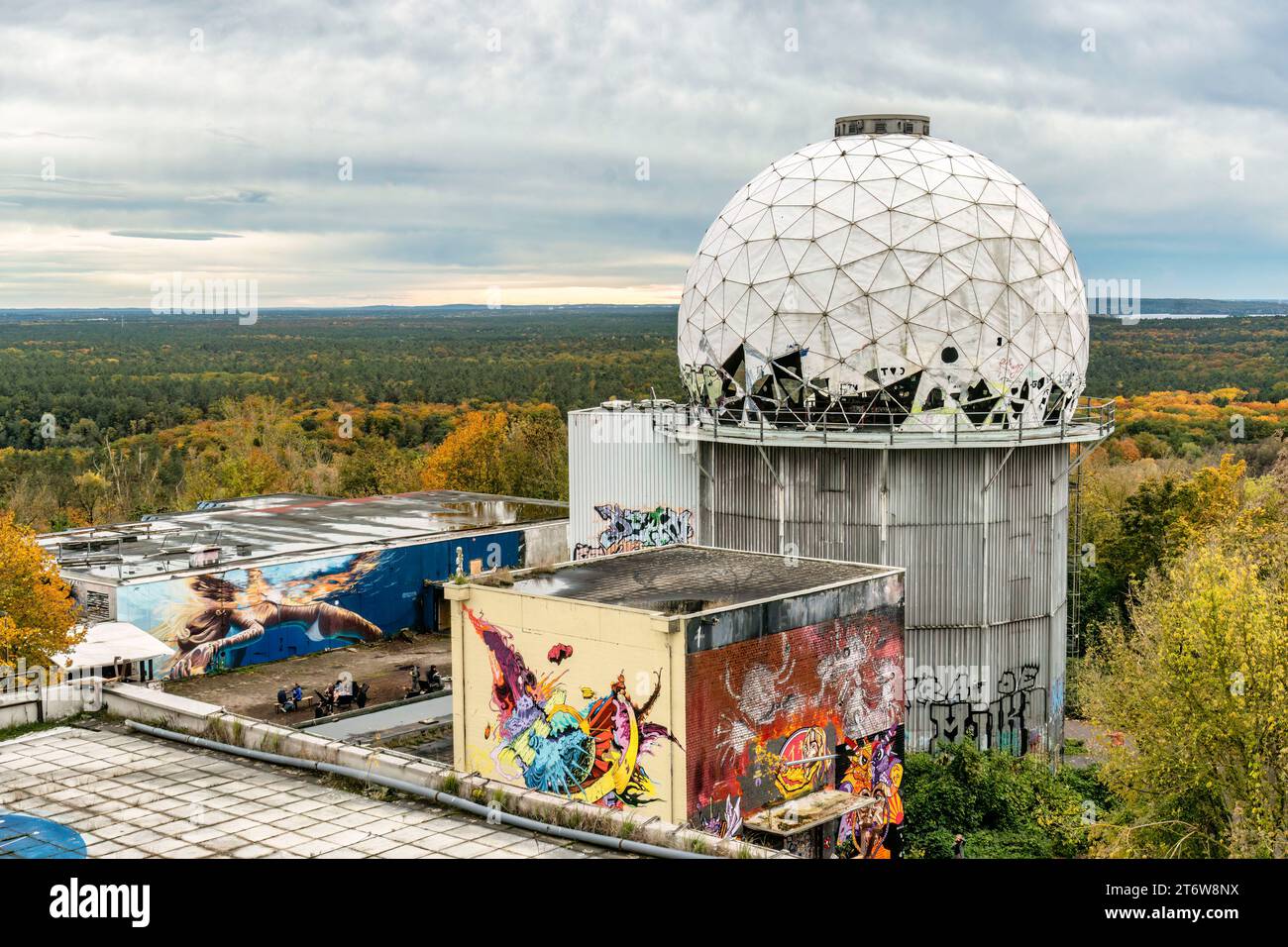 Graffiti auf der ehemaligen US-amerikanischen Abhöranlage auf dem Teufelsberg im Grunewald, Berlin, Deutschland, Europa, Teufelsberg, Graffiti, Straße Stockfoto