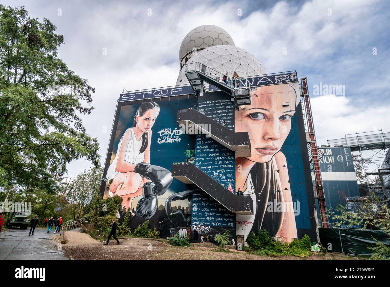 Graffiti auf der ehemaligen US-amerikanischen Abhöranlage auf dem Teufelsberg im Grunewald, Berlin, Deutschland, Europa, Teufelsberg, Graffiti, Straße Stockfoto