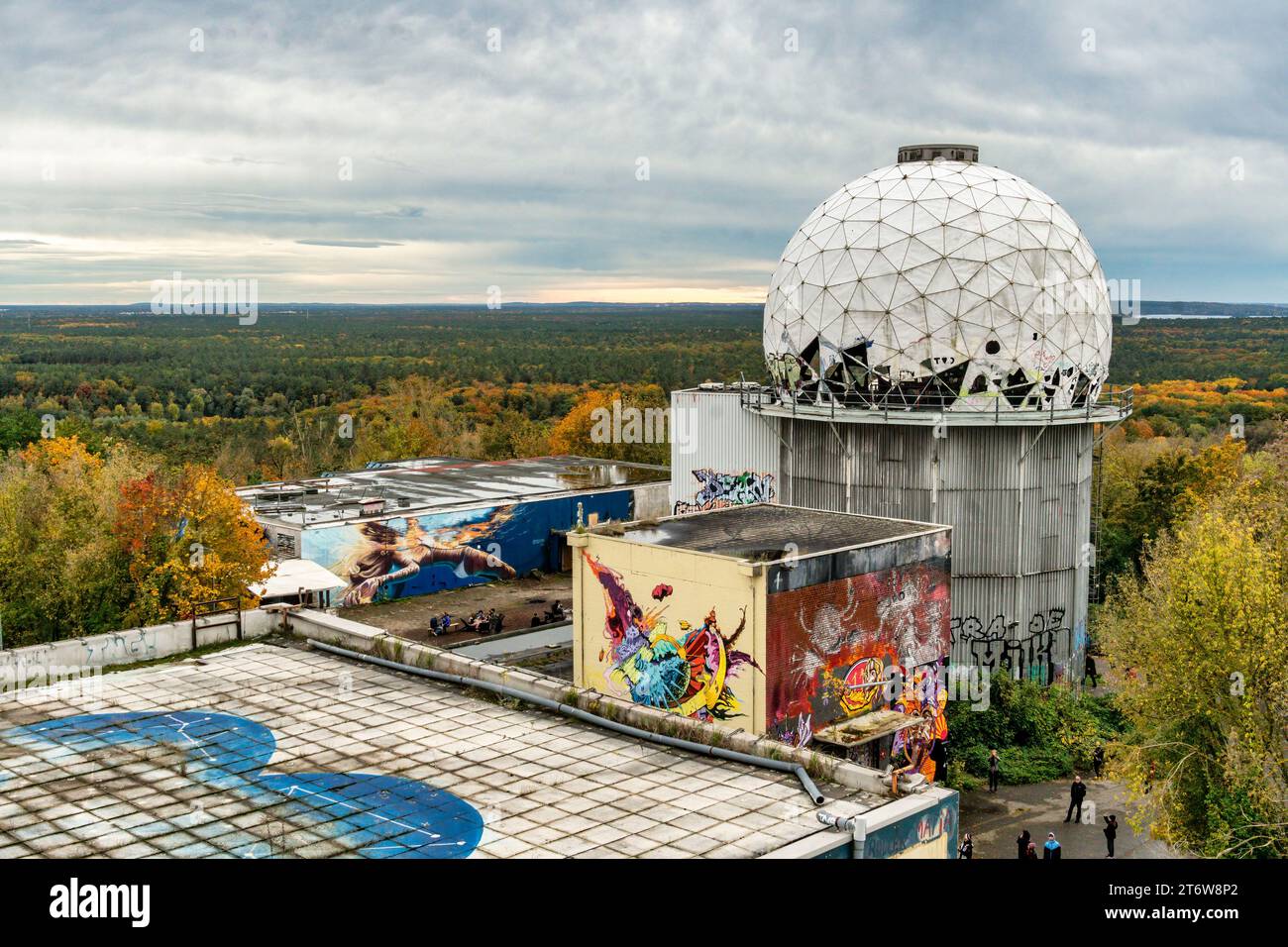 Graffiti auf der ehemaligen US-amerikanischen Abhöranlage auf dem Teufelsberg im Grunewald, Berlin, Deutschland, Europa, Teufelsberg, Graffiti, Straße Stockfoto