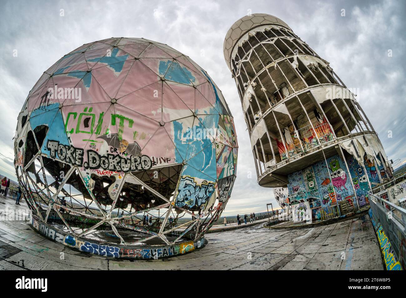 Graffiti auf der ehemaligen US-amerikanischen Abhöranlage auf dem Teufelsberg im Grunewald, Berlin, Deutschland, Europa, Teufelsberg, Graffiti, Straße Stockfoto