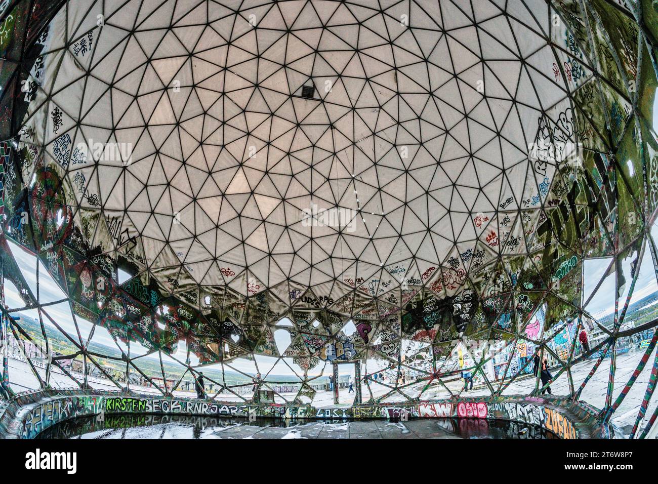 Graffiti auf der ehemaligen US-amerikanischen Abhöranlage auf dem Teufelsberg im Grunewald, Berlin, Deutschland, Europa, Teufelsberg, Graffiti, Straße Stockfoto