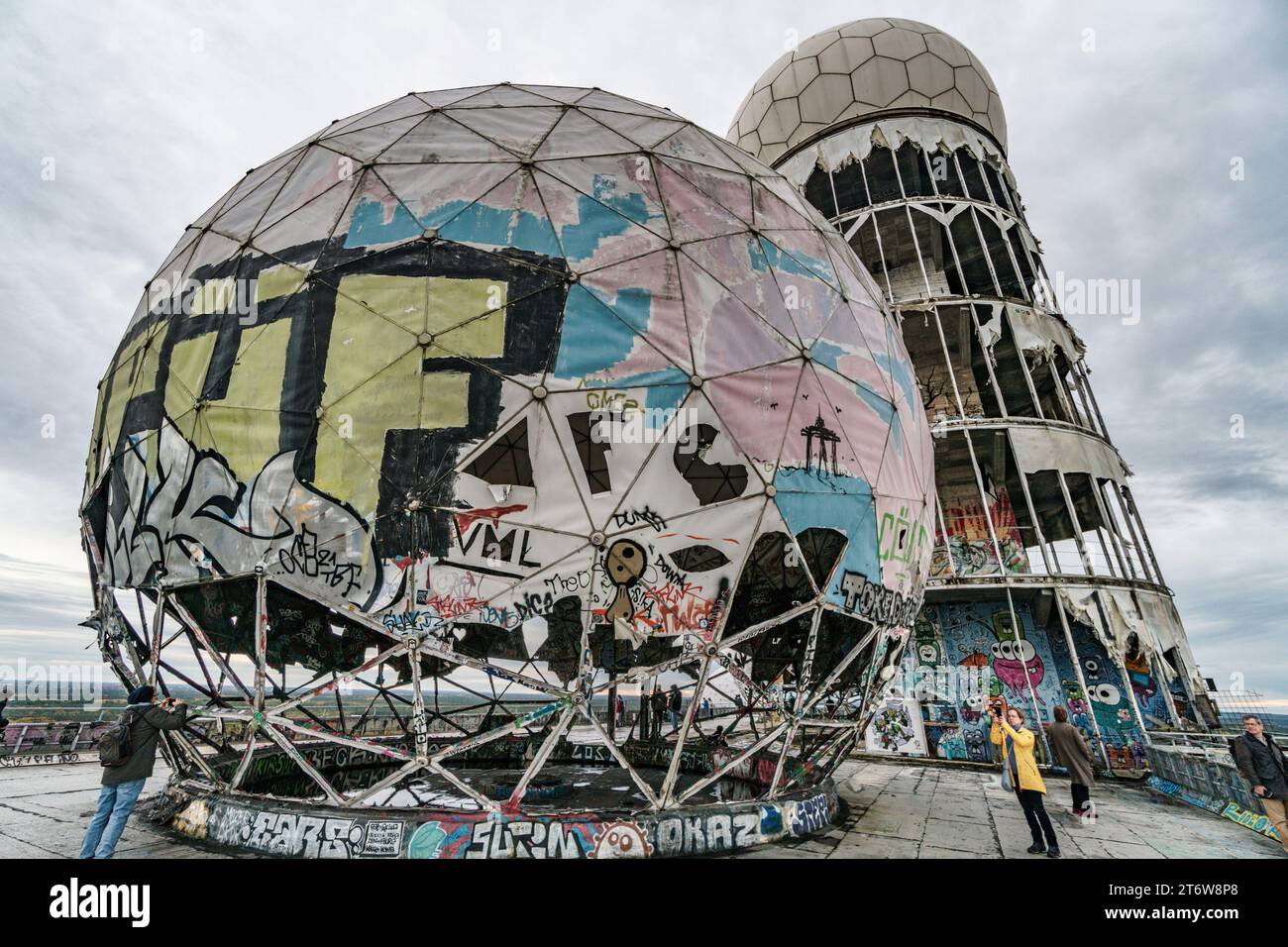 Graffiti auf der ehemaligen US-amerikanischen Abhöranlage auf dem Teufelsberg im Grunewald, Berlin, Deutschland, Europa, Teufelsberg, Graffiti, Straße Stockfoto