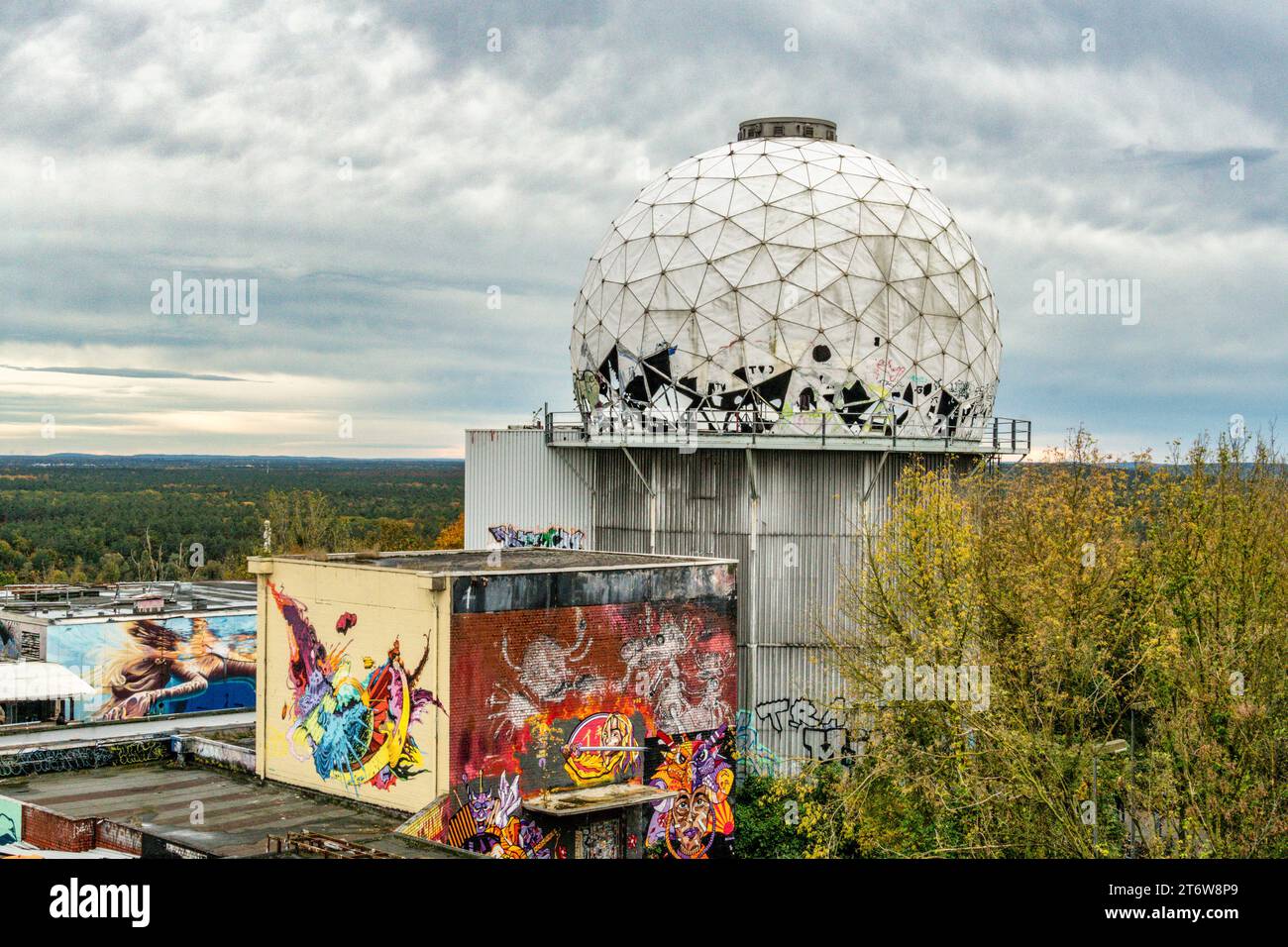 Graffiti auf der ehemaligen US-amerikanischen Abhöranlage auf dem Teufelsberg im Grunewald, Berlin, Deutschland, Europa, Teufelsberg, Graffiti, Straße Stockfoto