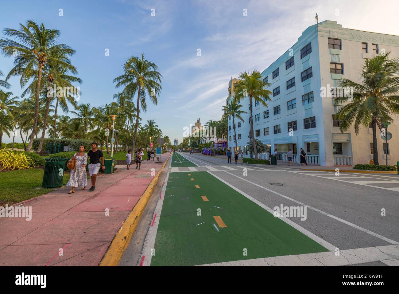 Wunderschöner Blick auf den Ocean Drive in Miami Beach, wo die Leute bei Sonnenuntergang entlang des Fußgängerwegs spazieren. Miami Beach. USA. Stockfoto