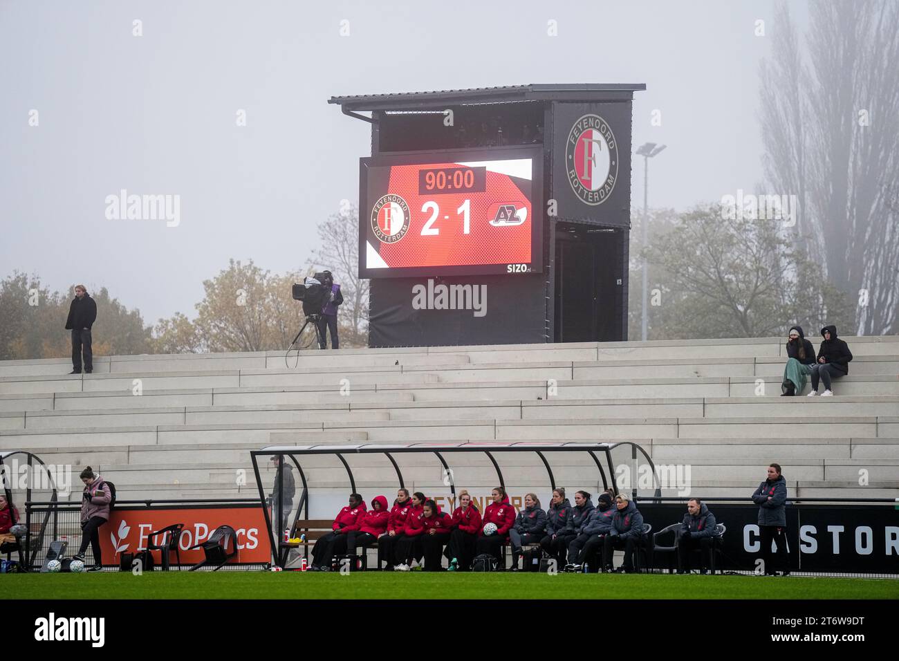 Rotterdam - das Ergebnis während des Spiels zwischen Feyenoord V1 und AZ V1 bei Nieuw Varkenoord am 12. November 2023 in Rotterdam, Niederlande. (Box to Box Pictures/Yannick Verhoeven) Stockfoto