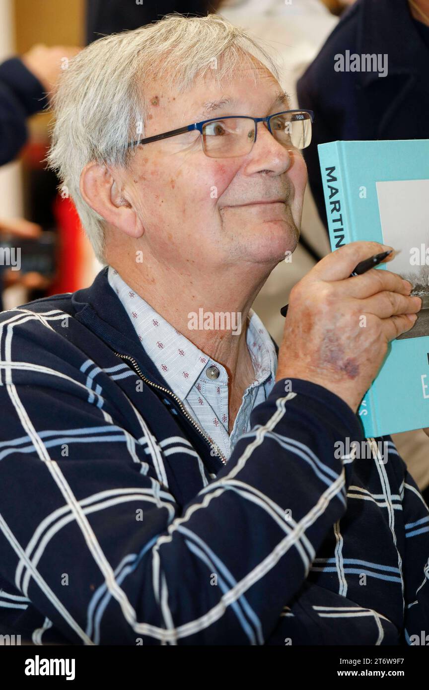 Martin Parr beim Pressebesuch der Fotokunstmesse PARIS PHOTO im Grand Palais EphÃ Mere. Für die Fotografie ist die Paris Photo die weltweit größte Fotomesse und vereint etwa 140 Galerien und Kunstbuchhändler aus vielen Ländern. Paris, 10.11.2023 *** Martin Parr bei Pressebesuch auf der PARISER FOTOKUNSTMESSE im Grand Palais EphÃ Mere Paris Photo ist die größte Fotomesse der Welt und bringt rund 140 Galerien und Kunstbuchhändler aus vielen Ländern zusammen. 10 11 2023 Foto:XR.xSchmiegeltx/xFuturexImagex paris Photo 3105 Stockfoto