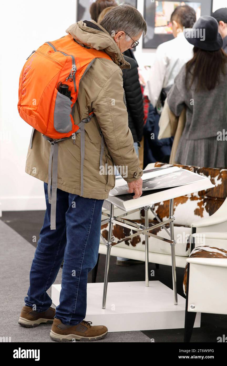 Messebesucher mit Galeriestände beim Pressebesuch der Fotokunstmesse PARIS PHOTO im Grand Palais EphÃ Mere. Für die Fotografie ist die Paris Photo die weltweit größte Fotomesse und vereint etwa 140 Galerien und Kunstbuchhändler aus vielen Ländern. Paris, 10.11.2023 *** Besucher der Messe mit Galerieständen während des Pressebesuchs der PARISER FOTOKUNSTMESSE im Grand Palais EphÃ Mere für Fotografie, Paris Photo ist die weltweit größte Fotomesse und bringt rund 140 Galerien und Kunstbuchhändler aus vielen Ländern zusammen Paris, 10 11 2023 Foto:XR.xSchmiegeltx/xFuturexImagex pari Stockfoto