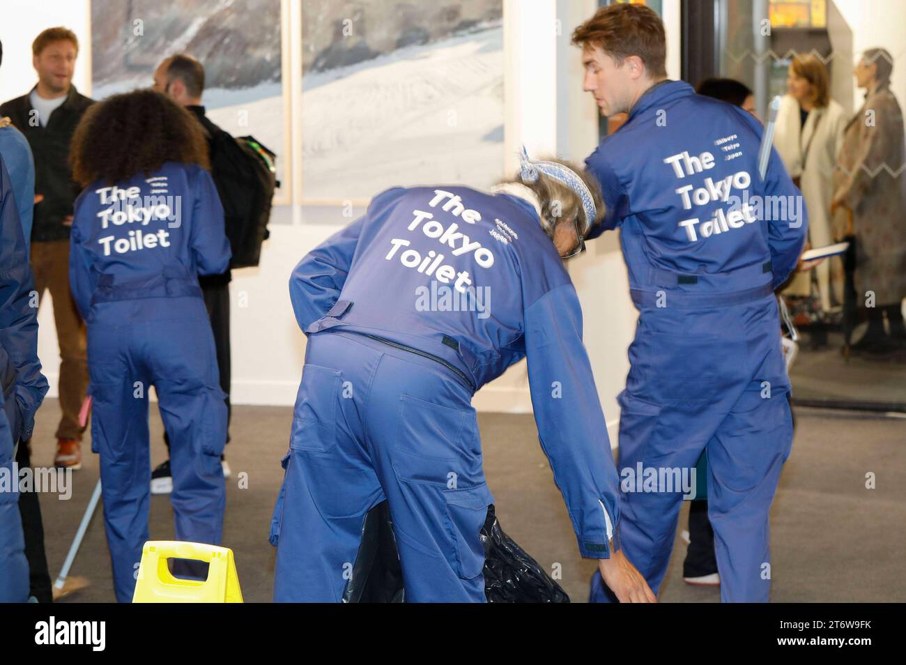 Das Tokyo Toilet beim Pressebesuch der Fotokunstmesse PARIS PHOTO im Grand Palais EphÃ Mere. Für die Fotografie ist die Paris Photo die weltweit größte Fotomesse und vereint etwa 140 Galerien und Kunstbuchhändler aus vielen Ländern. Paris, 10.11.2023 *** die Tokio Toilette in der Presse Besuch der PARISER FOTOKUNSTMESSE im Grand Palais EphÃ Mere Paris Photo ist die größte Fotomesse der Welt und bringt rund 140 Galerien und Kunstbuchhändler aus vielen Ländern zusammen. 10 11 2023 Foto:XR.xSchmiegeltx/xFuturexImagex paris Photo 3112 Stockfoto