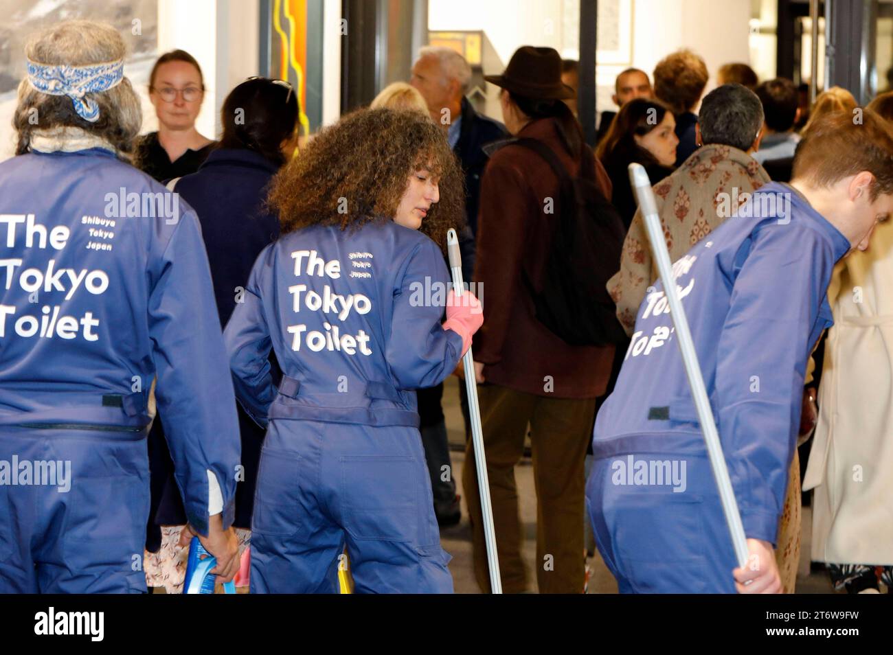 Das Tokyo Toilet beim Pressebesuch der Fotokunstmesse PARIS PHOTO im Grand Palais EphÃ Mere. Für die Fotografie ist die Paris Photo die weltweit größte Fotomesse und vereint etwa 140 Galerien und Kunstbuchhändler aus vielen Ländern. Paris, 10.11.2023 *** die Tokio Toilette in der Presse Besuch der PARISER FOTOKUNSTMESSE im Grand Palais EphÃ Mere Paris Photo ist die größte Fotomesse der Welt und bringt rund 140 Galerien und Kunstbuchhändler aus vielen Ländern zusammen. 10 11 2023 Foto:XR.xSchmiegeltx/xFuturexImagex paris Photo 3113 Stockfoto