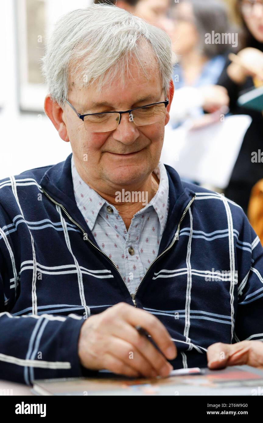 Martin Parr beim Pressebesuch der Fotokunstmesse PARIS PHOTO im Grand Palais EphÃ Mere. Für die Fotografie ist die Paris Photo die weltweit größte Fotomesse und vereint etwa 140 Galerien und Kunstbuchhändler aus vielen Ländern. Paris, 10.11.2023 *** Martin Parr bei Pressebesuch auf der PARISER FOTOKUNSTMESSE im Grand Palais EphÃ Mere Paris Photo ist die größte Fotomesse der Welt und bringt rund 140 Galerien und Kunstbuchhändler aus vielen Ländern zusammen. 10 11 2023 Foto:XR.xSchmiegeltx/xFuturexImagex paris Photo 3104 Stockfoto