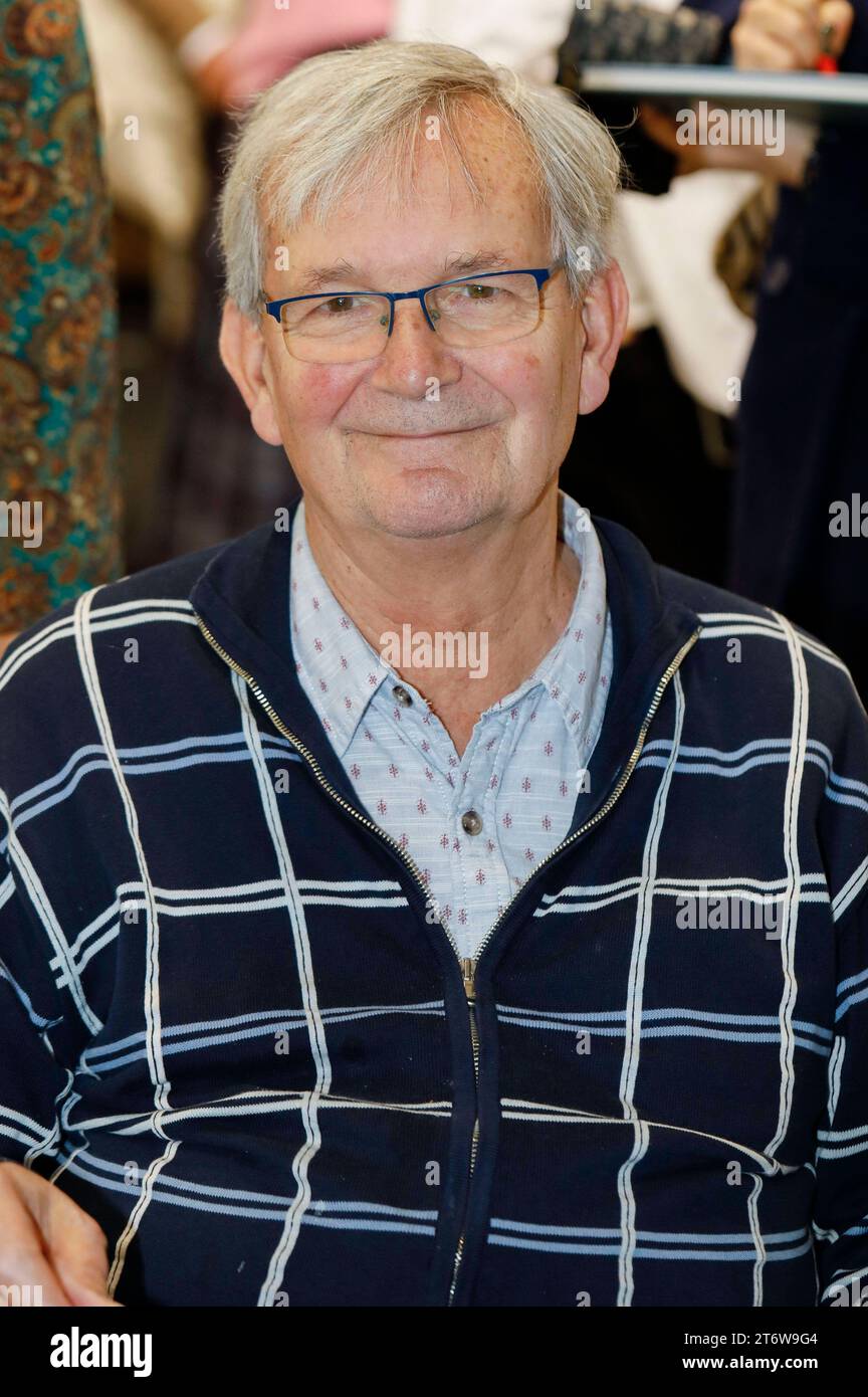 Martin Parr beim Pressebesuch der Fotokunstmesse PARIS PHOTO im Grand Palais EphÃ Mere. Für die Fotografie ist die Paris Photo die weltweit größte Fotomesse und vereint etwa 140 Galerien und Kunstbuchhändler aus vielen Ländern. Paris, 10.11.2023 *** Martin Parr bei Pressebesuch auf der PARISER FOTOKUNSTMESSE im Grand Palais EphÃ Mere Paris Photo ist die größte Fotomesse der Welt und bringt rund 140 Galerien und Kunstbuchhändler aus vielen Ländern zusammen. 10 11 2023 Foto:XR.xSchmiegeltx/xFuturexImagex paris Photo 3106 Stockfoto