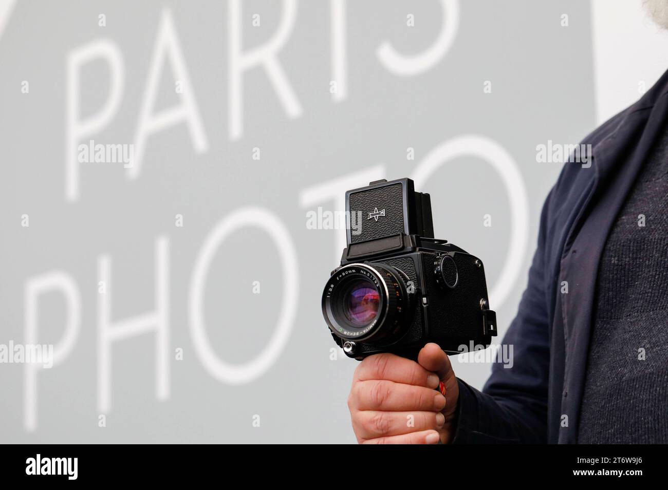Kamera beim Pressebesuch der Fotokunstmesse PARIS PHOTO im Grand Palais EphÃ Mere. Für die Fotografie ist die Paris Photo die weltweit größte Fotomesse und vereint etwa 140 Galerien und Kunstbuchhändler aus vielen Ländern. Paris, 10.11.2023 *** Kamera während des Pressebesuchs auf der PARISER FOTOKUNSTMESSE im Grand Palais EphÃ Mere für Fotografie ist Paris Photo die weltweit größte Fotomesse und bringt rund 140 Galerien und Kunstbuchhändler aus vielen Ländern zusammen Paris, 10 11 2023 Foto:XR.xSchmiegeltx/xFuturexImagex paris Photo 3118 Stockfoto