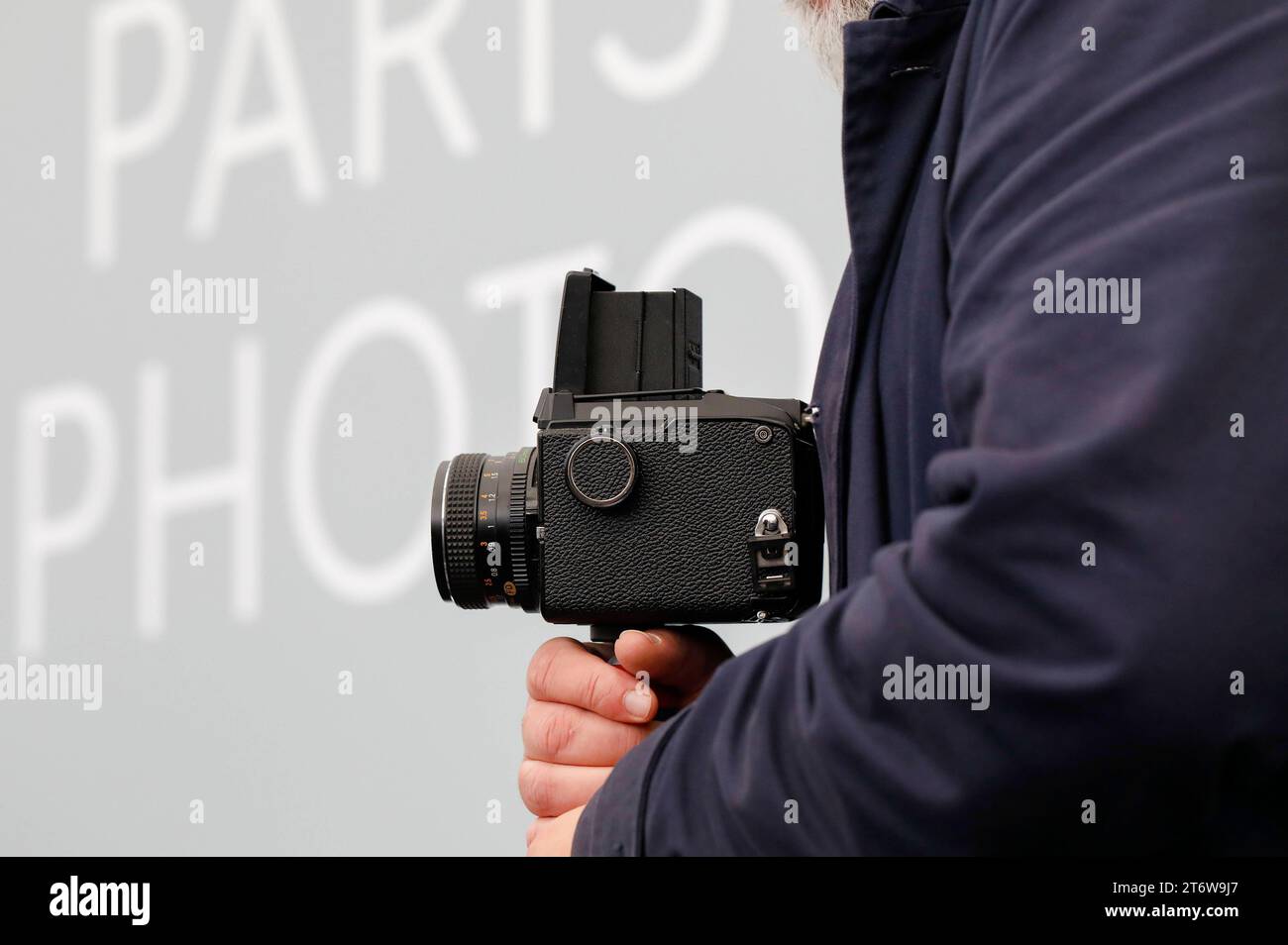 Kamera beim Pressebesuch der Fotokunstmesse PARIS PHOTO im Grand Palais EphÃ Mere. Für die Fotografie ist die Paris Photo die weltweit größte Fotomesse und vereint etwa 140 Galerien und Kunstbuchhändler aus vielen Ländern. Paris, 10.11.2023 *** Kamera während des Pressebesuchs auf der PARISER FOTOKUNSTMESSE im Grand Palais EphÃ Mere für Fotografie ist Paris Photo die weltweit größte Fotomesse und bringt rund 140 Galerien und Kunstbuchhändler aus vielen Ländern zusammen Paris, 10 11 2023 Foto:XR.xSchmiegeltx/xFuturexImagex paris Photo 3119 Stockfoto