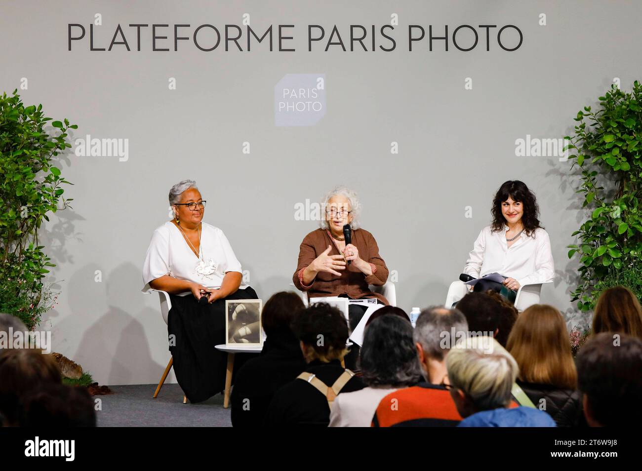 Podiumsgespräch beim Pressebesuch der Fotokunstmesse PARIS PHOTO im Grand Palais EphÃ Mere. Für die Fotografie ist die Paris Photo die weltweit größte Fotomesse und vereint etwa 140 Galerien und Kunstbuchhändler aus vielen Ländern. Paris, 10.11.2023 *** Podiumsdiskussion während des Pressebesuchs auf der PARISER FOTOKUNSTMESSE im Grand Palais EphÃ Mere für Fotografie ist Paris Photo die weltweit größte Fotomesse und bringt rund 140 Galerien und Kunstbuchhändler aus vielen Ländern zusammen. 10 11 2023 Foto:XR.xSchmiegeltx/xFuturexImagex paris Photo 3121 Stockfoto