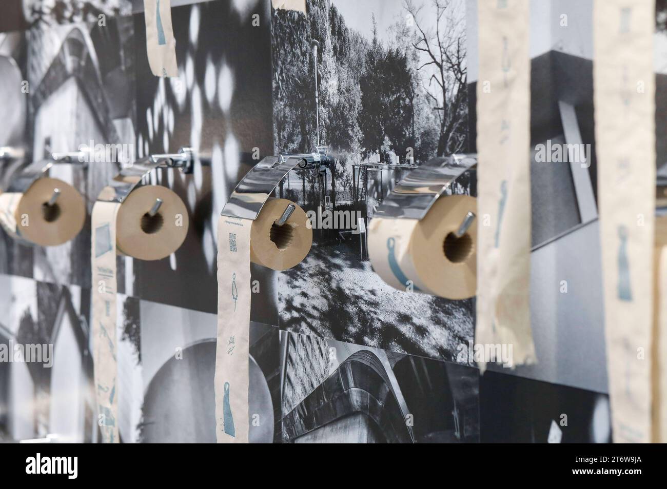 Das Tokyo Toilet beim Pressebesuch der Fotokunstmesse PARIS PHOTO im Grand Palais EphÃ Mere. Für die Fotografie ist die Paris Photo die weltweit größte Fotomesse und vereint etwa 140 Galerien und Kunstbuchhändler aus vielen Ländern. Paris, 10.11.2023 *** die Tokio Toilette in der Presse Besuch der PARISER FOTOKUNSTMESSE im Grand Palais EphÃ Mere Paris Photo ist die größte Fotomesse der Welt und bringt rund 140 Galerien und Kunstbuchhändler aus vielen Ländern zusammen. 10 11 2023 Foto:XR.xSchmiegeltx/xFuturexImagex paris Photo 3117 Stockfoto