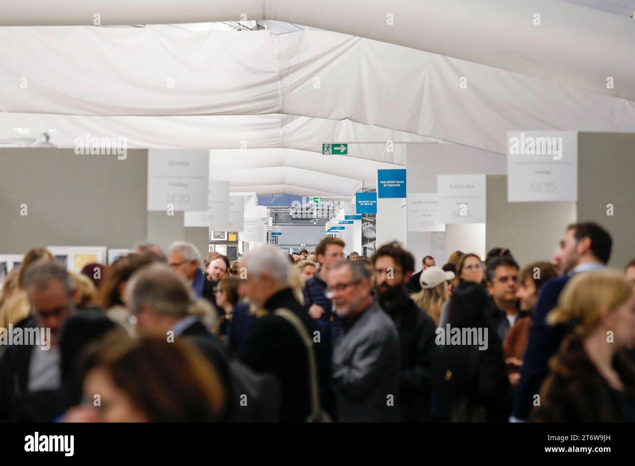 Messebesucher mit Galeriestände beim Pressebesuch der Fotokunstmesse PARIS PHOTO im Grand Palais EphÃ Mere. Für die Fotografie ist die Paris Photo die weltweit größte Fotomesse und vereint etwa 140 Galerien und Kunstbuchhändler aus vielen Ländern. Paris, 10.11.2023 *** Besucher der Messe mit Galerieständen während des Pressebesuchs der PARISER FOTOKUNSTMESSE im Grand Palais EphÃ Mere für Fotografie, Paris Photo ist die weltweit größte Fotomesse und bringt rund 140 Galerien und Kunstbuchhändler aus vielen Ländern zusammen Paris, 10 11 2023 Foto:XR.xSchmiegeltx/xFuturexImagex pari Stockfoto