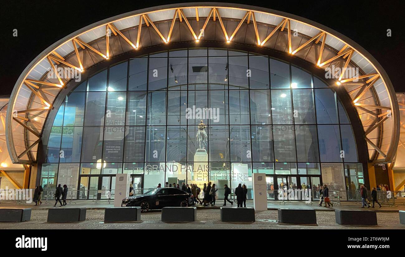 Grand Palais Ephemere beim Pressebesuch der Fotokunstmesse PARIS PHOTO im Grand Palais EphÃ Mere. Für die Fotografie ist die Paris Photo die weltweit größte Fotomesse und vereint etwa 140 Galerien und Kunstbuchhändler aus vielen Ländern. Paris, 10.11.2023 *** Grand Palais Ephemere während des Pressebesuchs auf der PARISER FOTOKUNSTMESSE im Grand Palais EphÃ Mere für Fotografie ist Paris Photo die größte Fotomesse der Welt und bringt rund 140 Galerien und Kunstbuchhändler aus vielen Ländern zusammen. 10 11 2023 Foto:XR.xSchmiegeltx/xFuturexImagex paris Photo 3147 Stockfoto