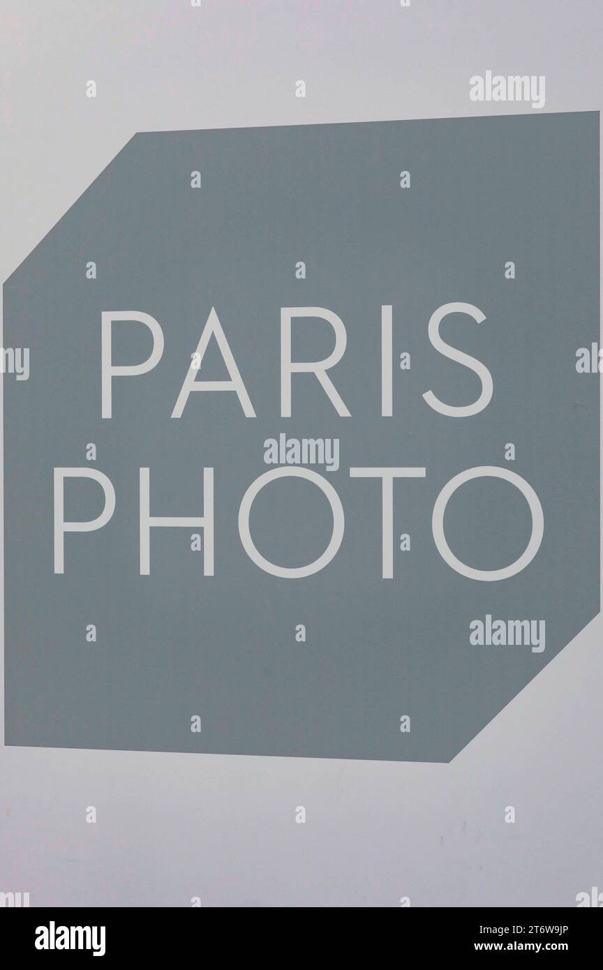 Logo Paris Photo beim Pressebesuch der Fotokunstmesse PARIS PHOTO im Grand Palais EphÃ Mere. Für die Fotografie ist die Paris Photo die weltweit größte Fotomesse und vereint etwa 140 Galerien und Kunstbuchhändler aus vielen Ländern. Paris, 10.11.2023 *** Logo Paris Foto während des Pressebesuchs auf der PARISER FOTOKUNSTMESSE im Grand Palais EphÃ Mere für Fotografie ist Paris Photo die größte Fotomesse der Welt und bringt rund 140 Galerien und Kunstbuchhändler aus vielen Ländern zusammen. 10 11 2023 Foto:XR.xSchmiegeltx/xFuturexImagex paris Photo 3137 Stockfoto