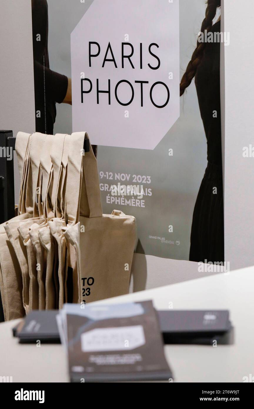 Impressionen beim Pressebesuch der Fotokunstmesse PARIS PHOTO im Grand Palais EphÃ Mere. Für die Fotografie ist die Paris Photo die weltweit größte Fotomesse und vereint etwa 140 Galerien und Kunstbuchhändler aus vielen Ländern. Paris, 10.11.2023 *** Impressionen aus der Presse Besuch der PARISER Fotokunstmesse im Grand Palais EphÃ Mere paris Photo ist die größte Fotomesse der Welt und bringt rund 140 Galerien und Kunstbuchhändler aus vielen Ländern zusammen Paris, 10 11 2023 Foto:XR.xSchmiegeltx/xFuturexImagex paris Photo 3135 Stockfoto