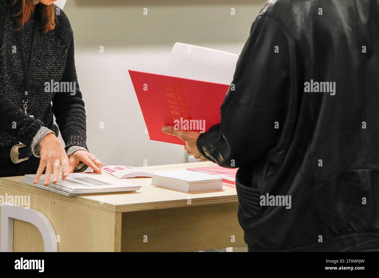 Messebesucher mit Galeriestände beim Pressebesuch der Fotokunstmesse PARIS PHOTO im Grand Palais EphÃ Mere. Für die Fotografie ist die Paris Photo die weltweit größte Fotomesse und vereint etwa 140 Galerien und Kunstbuchhändler aus vielen Ländern. Paris, 10.11.2023 *** Besucher der Messe mit Galerieständen während des Pressebesuchs der PARISER FOTOKUNSTMESSE im Grand Palais EphÃ Mere für Fotografie, Paris Photo ist die weltweit größte Fotomesse und bringt rund 140 Galerien und Kunstbuchhändler aus vielen Ländern zusammen Paris, 10 11 2023 Foto:XR.xSchmiegeltx/xFuturexImagex pari Stockfoto