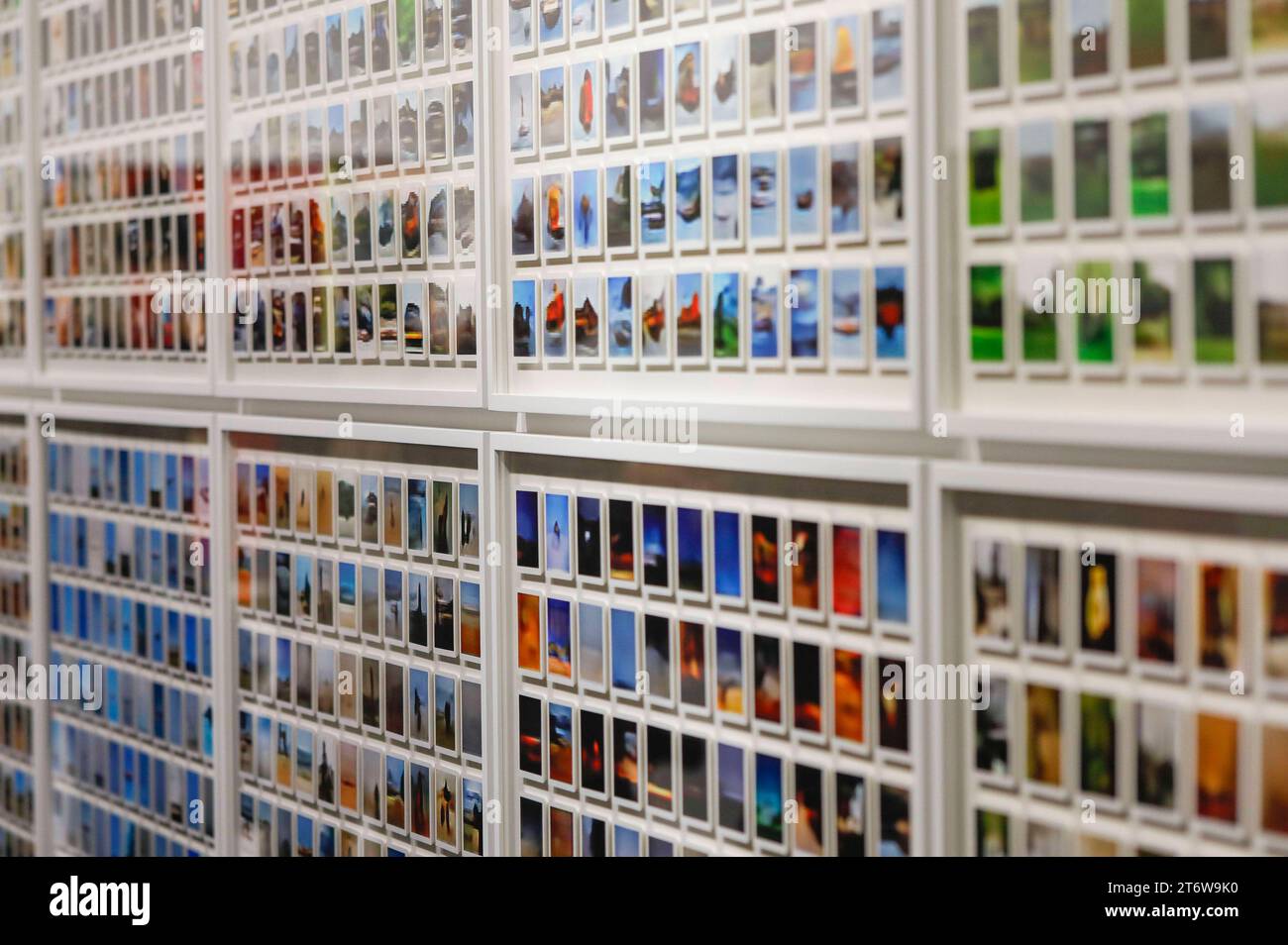 Elman Mansimov Gallerie beim Pressebesuch der Fotokunstmesse PARIS PHOTO im Grand Palais EphÃ Mere. Für die Fotografie ist die Paris Photo die weltweit größte Fotomesse und vereint etwa 140 Galerien und Kunstbuchhändler aus vielen Ländern. Paris, 10.11.2023 *** Galerie Elman Mansimov bei Pressebesuch der PARISER FOTOKUNSTMESSE im Grand Palais EphÃ Mere Paris Photo ist die größte Fotomesse der Welt und bringt rund 140 Galerien und Kunstbuchhändler aus vielen Ländern zusammen. 10 11 2023 Foto:XR.xSchmiegeltx/xFuturexImagex paris Photo 3127 Stockfoto