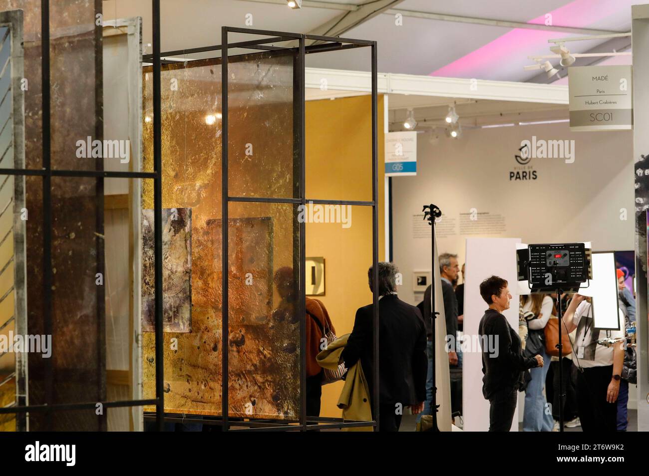 Messebesucher mit Galeriestände beim Pressebesuch der Fotokunstmesse PARIS PHOTO im Grand Palais EphÃ Mere. Für die Fotografie ist die Paris Photo die weltweit größte Fotomesse und vereint etwa 140 Galerien und Kunstbuchhändler aus vielen Ländern. Paris, 10.11.2023 *** Besucher der Messe mit Galerieständen während des Pressebesuchs der PARISER FOTOKUNSTMESSE im Grand Palais EphÃ Mere für Fotografie, Paris Photo ist die weltweit größte Fotomesse und bringt rund 140 Galerien und Kunstbuchhändler aus vielen Ländern zusammen Paris, 10 11 2023 Foto:XR.xSchmiegeltx/xFuturexImagex pari Stockfoto