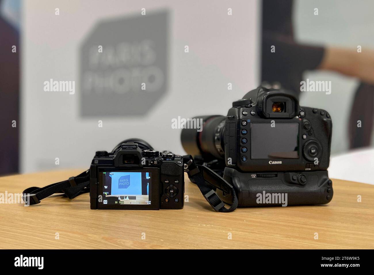 Kameras beim Pressebesuch der Fotokunstmesse PARIS PHOTO im Grand Palais EphÃ Mere. Für die Fotografie ist die Paris Photo die weltweit größte Fotomesse und vereint etwa 140 Galerien und Kunstbuchhändler aus vielen Ländern. Paris, 10.11.2023 *** Kameras während des Pressebesuchs auf der PARISER FOTOKUNSTMESSE im Grand Palais EphÃ Mere für Fotografie ist Paris Photo die weltweit größte Fotomesse und bringt rund 140 Galerien und Kunstbuchhändler aus vielen Ländern zusammen Paris, 10 11 2023 Foto:XR.xSchmiegeltx/xFuturexImagex paris Photo 3140 Stockfoto