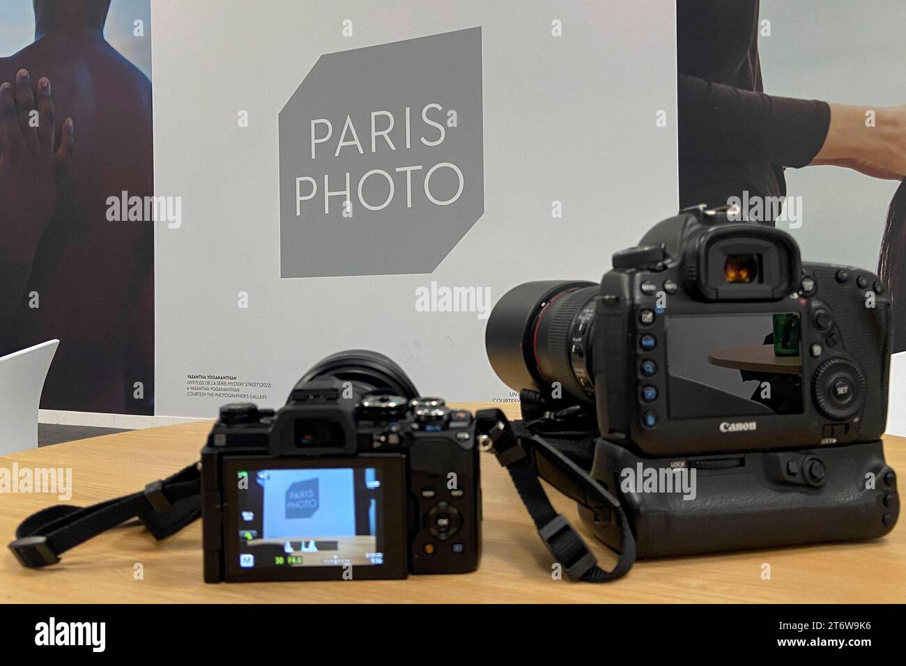 Kameras beim Pressebesuch der Fotokunstmesse PARIS PHOTO im Grand Palais EphÃ Mere. Für die Fotografie ist die Paris Photo die weltweit größte Fotomesse und vereint etwa 140 Galerien und Kunstbuchhändler aus vielen Ländern. Paris, 10.11.2023 *** Kameras während des Pressebesuchs auf der PARISER FOTOKUNSTMESSE im Grand Palais EphÃ Mere für Fotografie ist Paris Photo die weltweit größte Fotomesse und bringt rund 140 Galerien und Kunstbuchhändler aus vielen Ländern zusammen Paris, 10 11 2023 Foto:XR.xSchmiegeltx/xFuturexImagex paris Photo 3142 Stockfoto