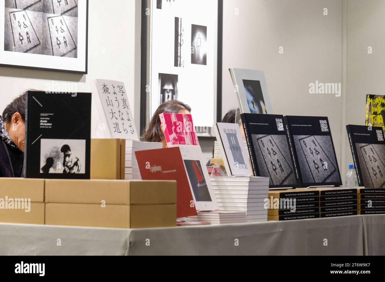 Impressionen beim Pressebesuch der Fotokunstmesse PARIS PHOTO im Grand Palais EphÃ Mere. Für die Fotografie ist die Paris Photo die weltweit größte Fotomesse und vereint etwa 140 Galerien und Kunstbuchhändler aus vielen Ländern. Paris, 10.11.2023 *** Impressionen aus der Presse Besuch der PARISER Fotokunstmesse im Grand Palais EphÃ Mere paris Photo ist die größte Fotomesse der Welt und bringt rund 140 Galerien und Kunstbuchhändler aus vielen Ländern zusammen Paris, 10 11 2023 Foto:XR.xSchmiegeltx/xFuturexImagex paris Photo 3123 Stockfoto