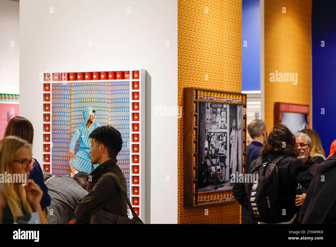 Messebesucher mit Galeriestände beim Pressebesuch der Fotokunstmesse PARIS PHOTO im Grand Palais EphÃ Mere. Für die Fotografie ist die Paris Photo die weltweit größte Fotomesse und vereint etwa 140 Galerien und Kunstbuchhändler aus vielen Ländern. Paris, 10.11.2023 *** Besucher der Messe mit Galerieständen während des Pressebesuchs der PARISER FOTOKUNSTMESSE im Grand Palais EphÃ Mere für Fotografie, Paris Photo ist die weltweit größte Fotomesse und bringt rund 140 Galerien und Kunstbuchhändler aus vielen Ländern zusammen Paris, 10 11 2023 Foto:XR.xSchmiegeltx/xFuturexImagex pari Stockfoto