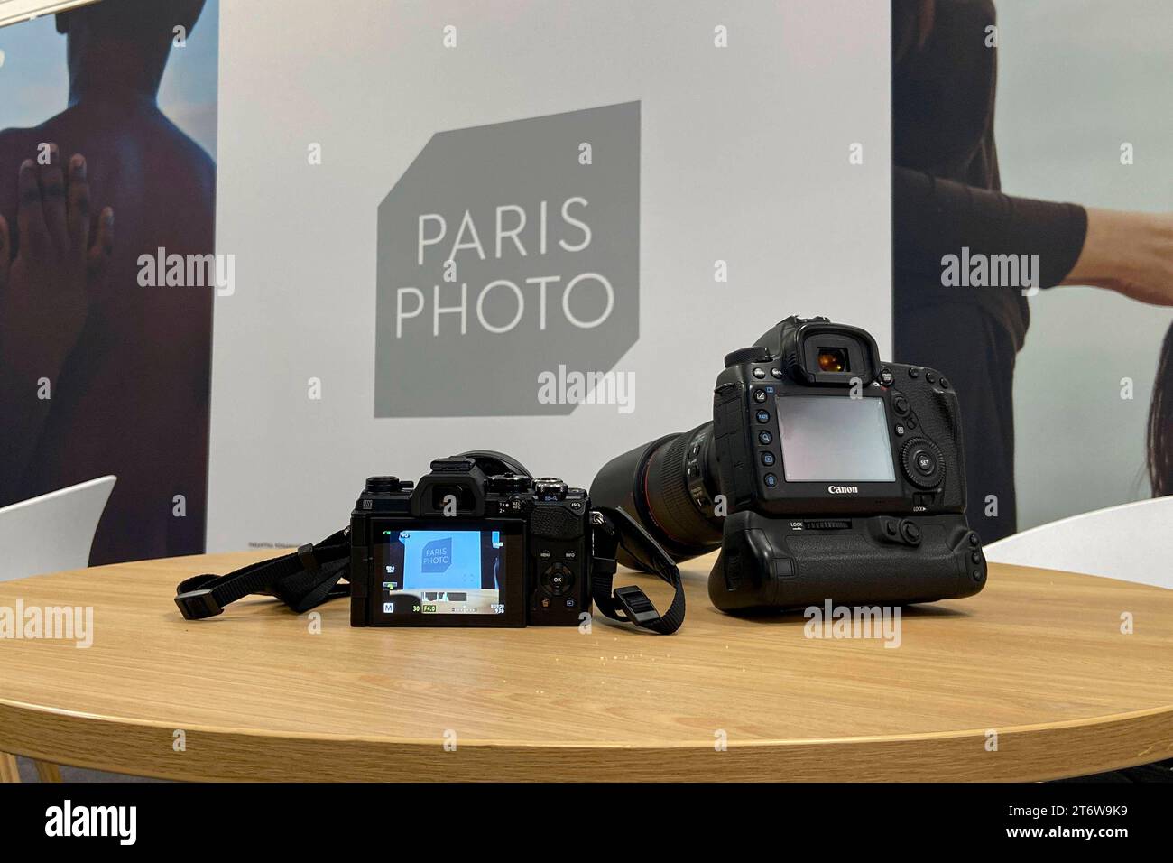 Kameras beim Pressebesuch der Fotokunstmesse PARIS PHOTO im Grand Palais EphÃ Mere. Für die Fotografie ist die Paris Photo die weltweit größte Fotomesse und vereint etwa 140 Galerien und Kunstbuchhändler aus vielen Ländern. Paris, 10.11.2023 *** Kameras während des Pressebesuchs auf der PARISER FOTOKUNSTMESSE im Grand Palais EphÃ Mere für Fotografie ist Paris Photo die weltweit größte Fotomesse und bringt rund 140 Galerien und Kunstbuchhändler aus vielen Ländern zusammen Paris, 10 11 2023 Foto:XR.xSchmiegeltx/xFuturexImagex paris Photo 3139 Stockfoto