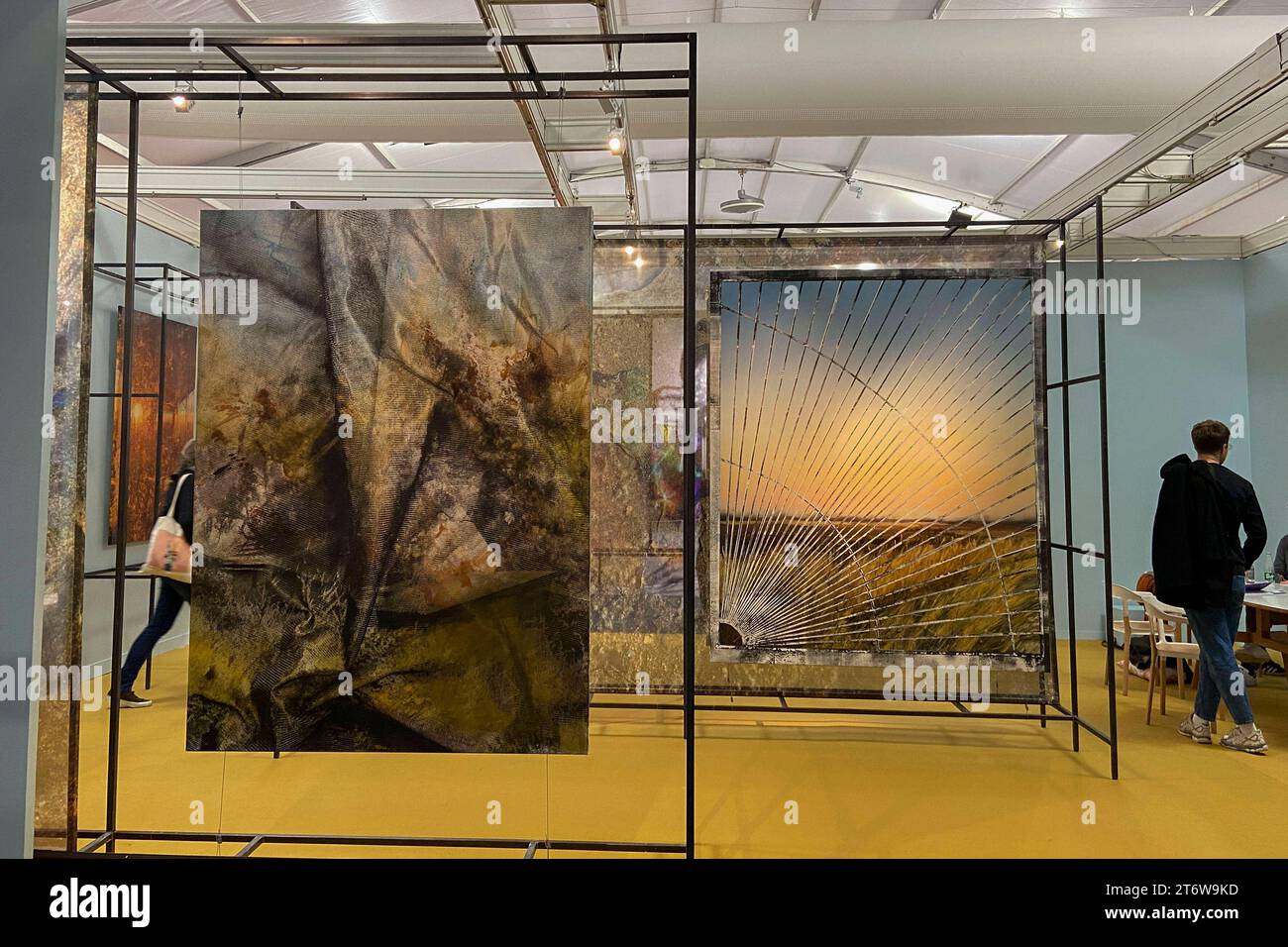Messebesucher mit Galeriestände beim Pressebesuch der Fotokunstmesse PARIS PHOTO im Grand Palais EphÃ Mere. Für die Fotografie ist die Paris Photo die weltweit größte Fotomesse und vereint etwa 140 Galerien und Kunstbuchhändler aus vielen Ländern. Paris, 10.11.2023 *** Besucher der Messe mit Galerieständen während des Pressebesuchs der PARISER FOTOKUNSTMESSE im Grand Palais EphÃ Mere für Fotografie, Paris Photo ist die weltweit größte Fotomesse und bringt rund 140 Galerien und Kunstbuchhändler aus vielen Ländern zusammen Paris, 10 11 2023 Foto:XR.xSchmiegeltx/xFuturexImagex pari Stockfoto