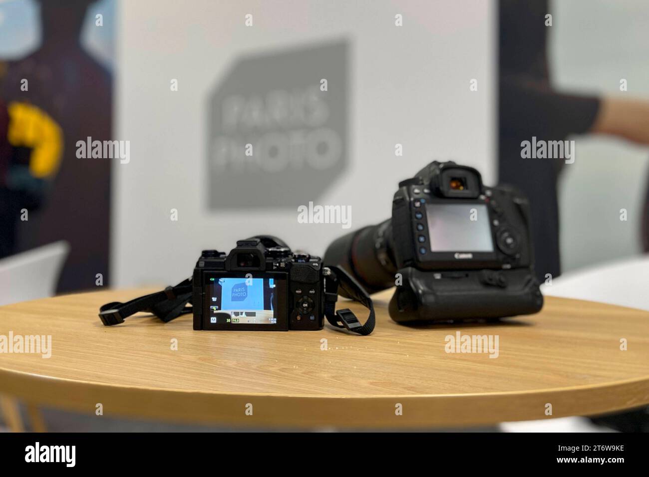 Kameras beim Pressebesuch der Fotokunstmesse PARIS PHOTO im Grand Palais EphÃ Mere. Für die Fotografie ist die Paris Photo die weltweit größte Fotomesse und vereint etwa 140 Galerien und Kunstbuchhändler aus vielen Ländern. Paris, 10.11.2023 *** Kameras während des Pressebesuchs auf der PARISER FOTOKUNSTMESSE im Grand Palais EphÃ Mere für Fotografie ist Paris Photo die weltweit größte Fotomesse und bringt rund 140 Galerien und Kunstbuchhändler aus vielen Ländern zusammen Paris, 10 11 2023 Foto:XR.xSchmiegeltx/xFuturexImagex paris Photo 3138 Stockfoto