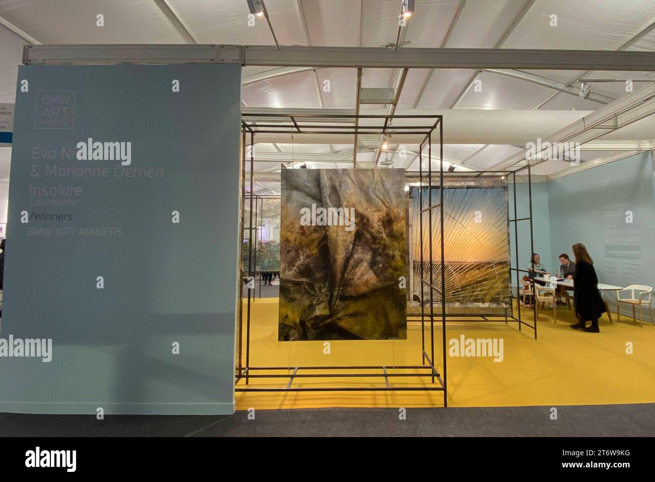 Messebesucher mit Galeriestände beim Pressebesuch der Fotokunstmesse PARIS PHOTO im Grand Palais EphÃ Mere. Für die Fotografie ist die Paris Photo die weltweit größte Fotomesse und vereint etwa 140 Galerien und Kunstbuchhändler aus vielen Ländern. Paris, 10.11.2023 *** Besucher der Messe mit Galerieständen während des Pressebesuchs der PARISER FOTOKUNSTMESSE im Grand Palais EphÃ Mere für Fotografie, Paris Photo ist die weltweit größte Fotomesse und bringt rund 140 Galerien und Kunstbuchhändler aus vielen Ländern zusammen Paris, 10 11 2023 Foto:XR.xSchmiegeltx/xFuturexImagex pari Stockfoto