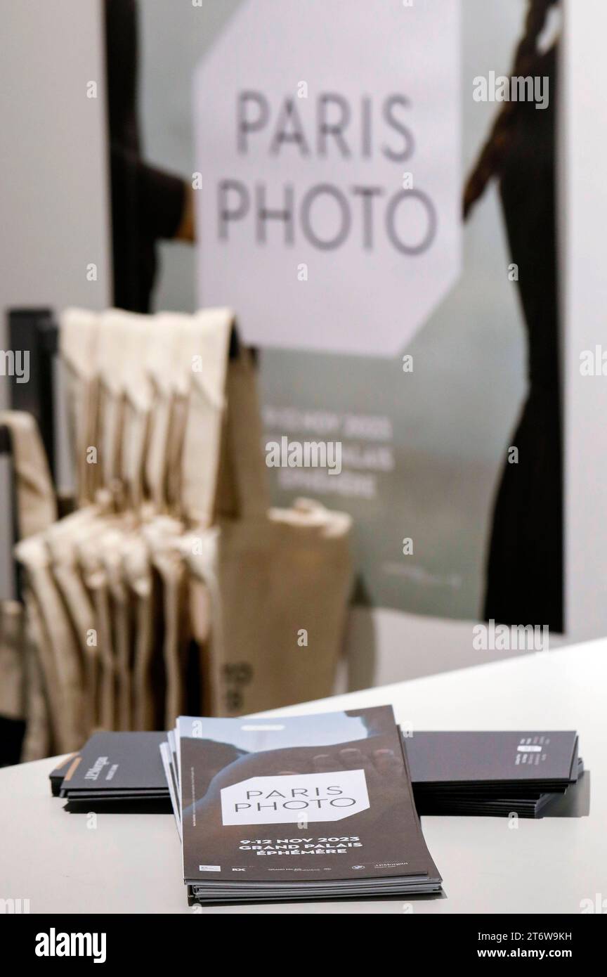Impressionen beim Pressebesuch der Fotokunstmesse PARIS PHOTO im Grand Palais EphÃ Mere. Für die Fotografie ist die Paris Photo die weltweit größte Fotomesse und vereint etwa 140 Galerien und Kunstbuchhändler aus vielen Ländern. Paris, 10.11.2023 *** Impressionen aus der Presse Besuch der PARISER Fotokunstmesse im Grand Palais EphÃ Mere paris Photo ist die größte Fotomesse der Welt und bringt rund 140 Galerien und Kunstbuchhändler aus vielen Ländern zusammen Paris, 10 11 2023 Foto:XR.xSchmiegeltx/xFuturexImagex paris Photo 3134 Stockfoto