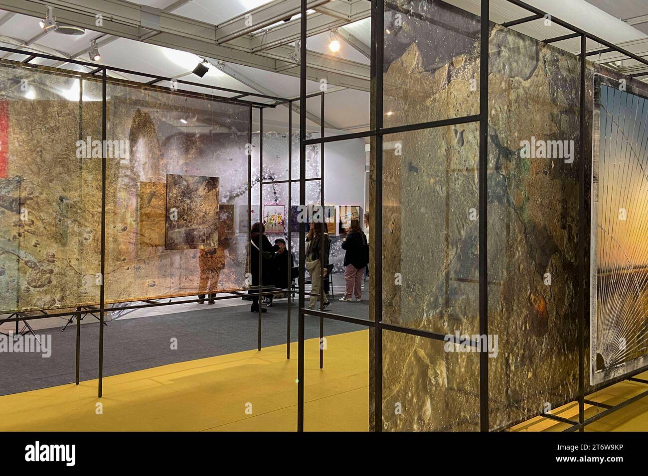 Messebesucher mit Galeriestände beim Pressebesuch der Fotokunstmesse PARIS PHOTO im Grand Palais EphÃ Mere. Für die Fotografie ist die Paris Photo die weltweit größte Fotomesse und vereint etwa 140 Galerien und Kunstbuchhändler aus vielen Ländern. Paris, 10.11.2023 *** Besucher der Messe mit Galerieständen während des Pressebesuchs der PARISER FOTOKUNSTMESSE im Grand Palais EphÃ Mere für Fotografie, Paris Photo ist die weltweit größte Fotomesse und bringt rund 140 Galerien und Kunstbuchhändler aus vielen Ländern zusammen Paris, 10 11 2023 Foto:XR.xSchmiegeltx/xFuturexImagex pari Stockfoto