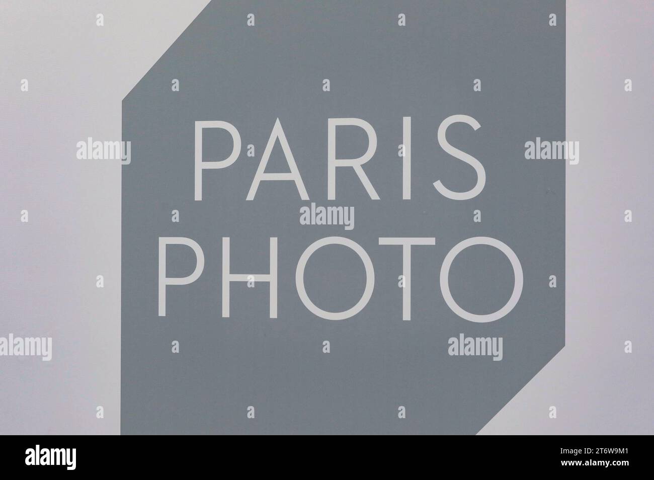 Logo Paris Photo beim Pressebesuch der Fotokunstmesse PARIS PHOTO im Grand Palais EphÃ Mere. Für die Fotografie ist die Paris Photo die weltweit größte Fotomesse und vereint etwa 140 Galerien und Kunstbuchhändler aus vielen Ländern. Paris, 10.11.2023 *** Logo Paris Foto während des Pressebesuchs auf der PARISER FOTOKUNSTMESSE im Grand Palais EphÃ Mere für Fotografie ist Paris Photo die größte Fotomesse der Welt und bringt rund 140 Galerien und Kunstbuchhändler aus vielen Ländern zusammen. 10 11 2023 Foto:XR.xSchmiegeltx/xFuturexImagex paris Photo 3136 Stockfoto