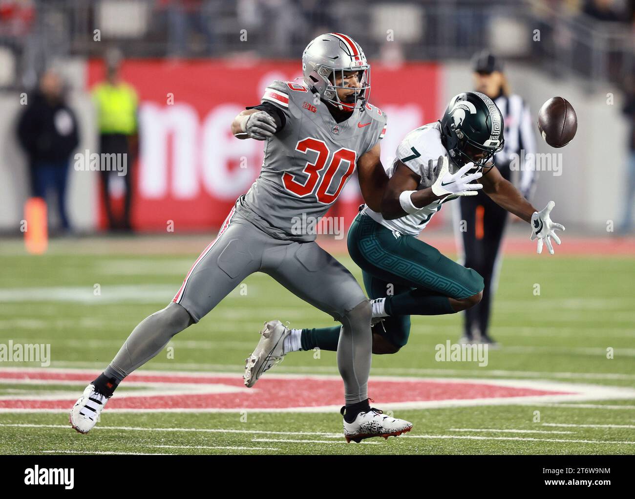 Ohio State Buckeyes Cody Simon (30) bricht am Samstag, den 11. November 2023, einen Pass für Michigan State Spartans Antonio Gates Jr. (7) im vierten Quartal in Columbus (Ohio) auf. Foto von Aaron Josefczyk/UPI Stockfoto