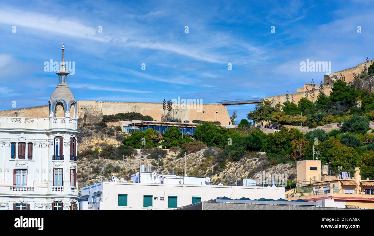 Alicante, Spanien, architektonischer Kontrast zwischen der mittelalterlichen Stadtmauer am Schloss Santa Barbara und neuerer Architektur. Stockfoto