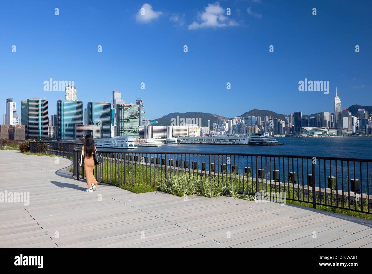 Frau, die auf dem Dach des M+ Museums läuft, West Kowloon Cultural District, Kowloon, Hongkong Stockfoto