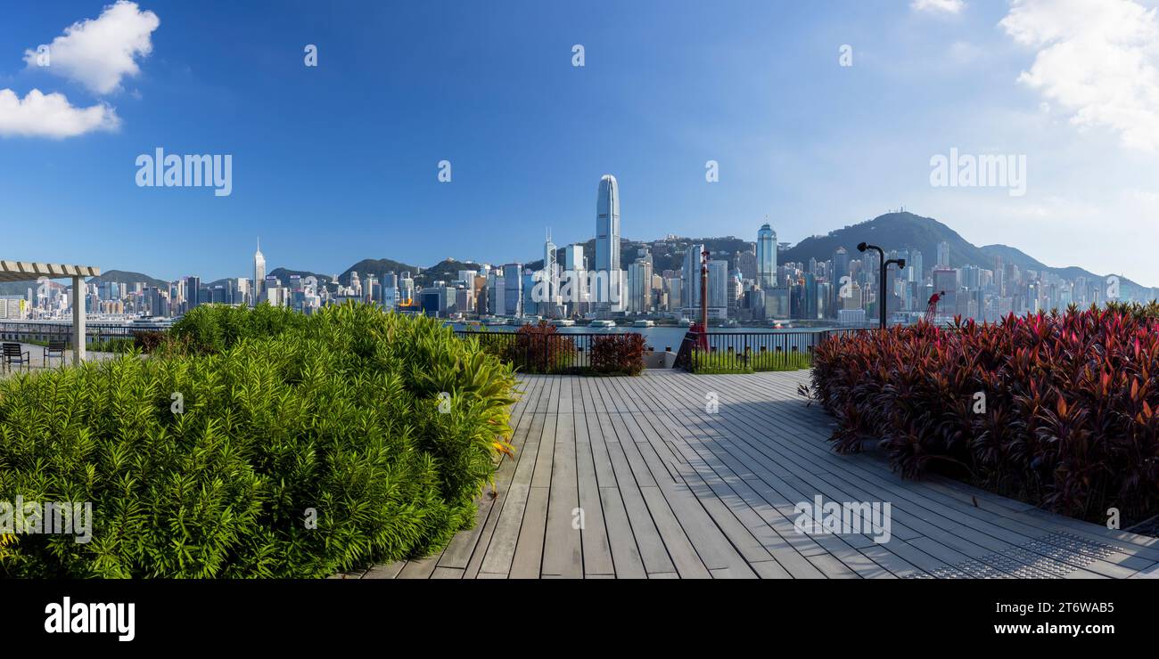 Blick auf die Skyline von Hong Kong Island vom Dach des M+ Museums, West Kowloon Cultural District, Kowloon, Hong Kong Stockfoto