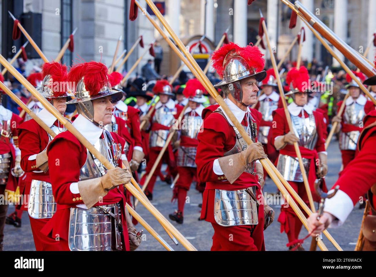 Während der Lord Mayor's Show marschieren Mitglieder der Pikemen durch die City of London, während der 695. Lord Mayor, Michael Mainelli, Paraden. Stockfoto
