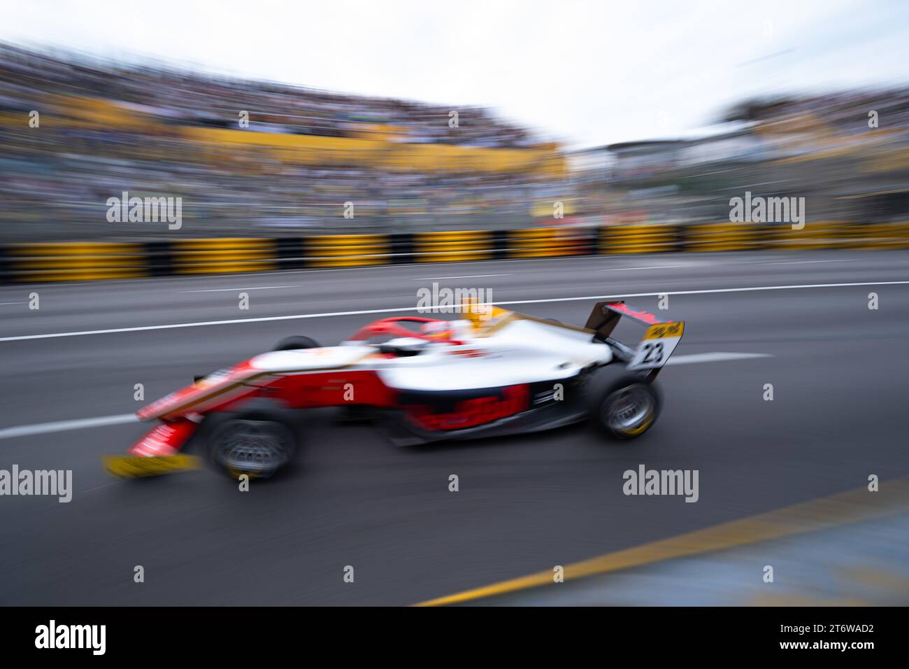 Macau, China. November 2023. Arvid Lindblad aus Großbritannien tritt am 70 12. November 2023 beim Macao Grand Prix in Macao, China, an dem Macao Formel 4 Rennen Teil. Quelle: Cheong Kam Ka/Xinhua/Alamy Live News Stockfoto