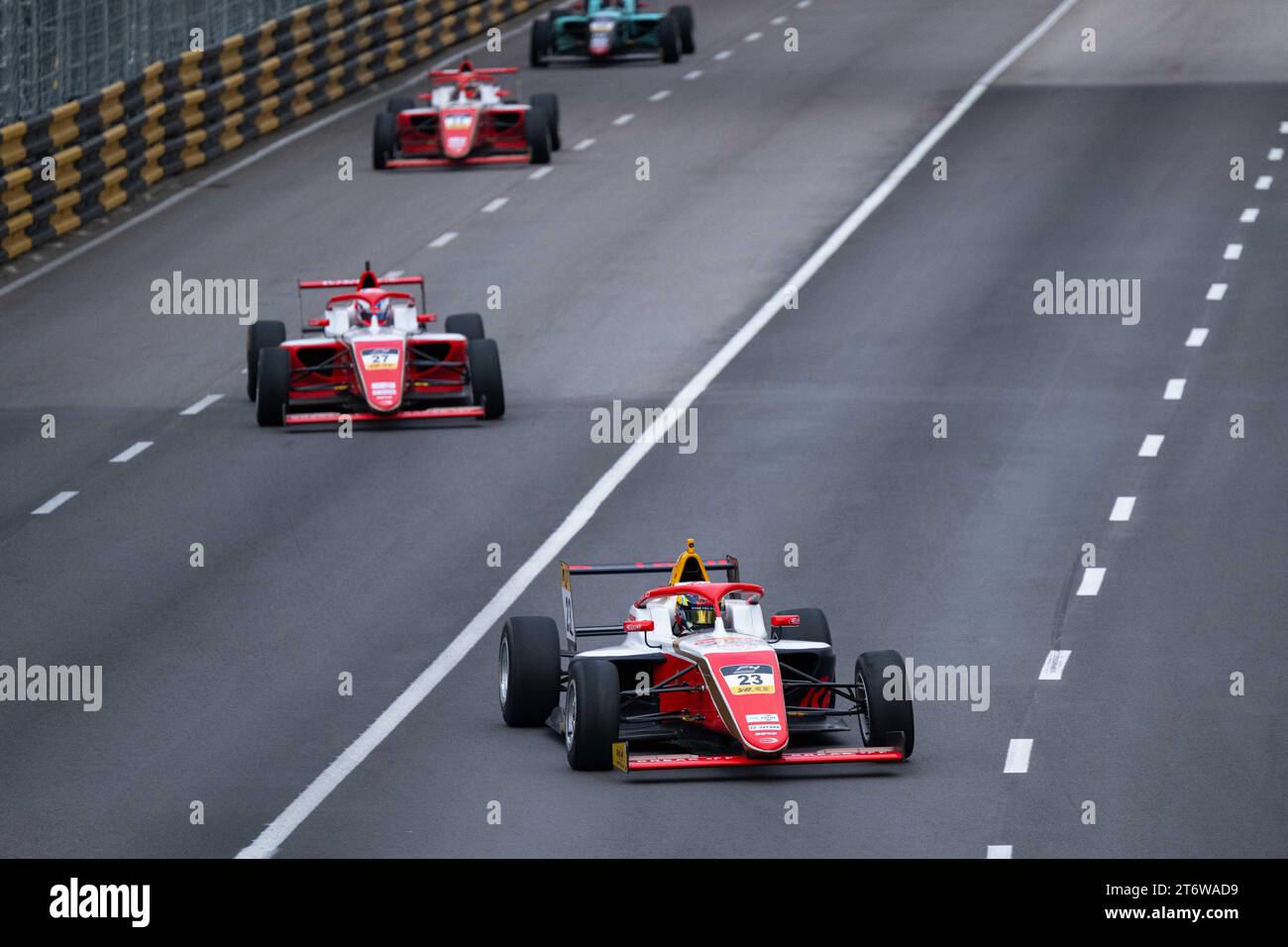 Macau, China. November 2023. Arvid Lindblad (Front) aus Großbritannien tritt am 70 12. November 2023 beim Macao Grand Prix in Macao (China) an. Quelle: Cheong Kam Ka/Xinhua/Alamy Live News Stockfoto