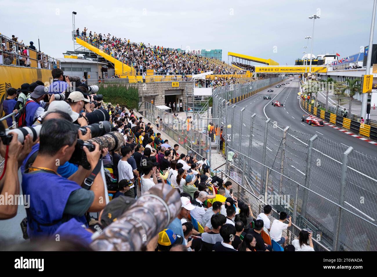 Macau, China. November 2023. Zuschauer beobachten das Rennen während des Formel-4-Rennens von Macau beim 70. Grand Prix von Macau am 12. November 2023 in Macao, China. Quelle: Cheong Kam Ka/Xinhua/Alamy Live News Stockfoto