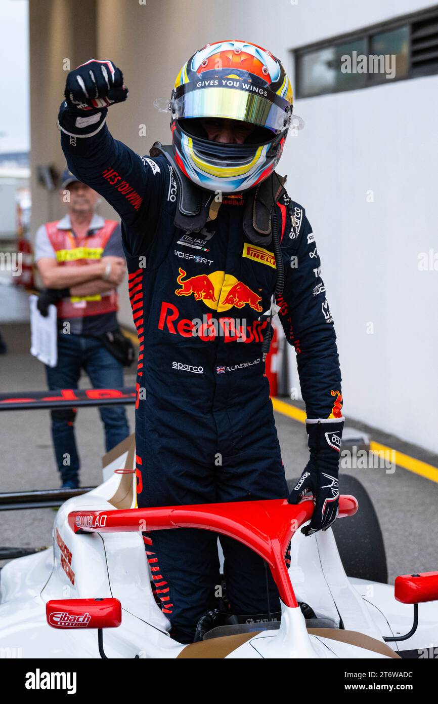 Macau, China. November 2023. Arvid Lindblad aus Großbritannien feiert nach dem Formel-4-Rennen von Macau beim 70. Grand Prix von Macau am 12. November 2023 in Macao, China. Quelle: Cheong Kam Ka/Xinhua/Alamy Live News Stockfoto