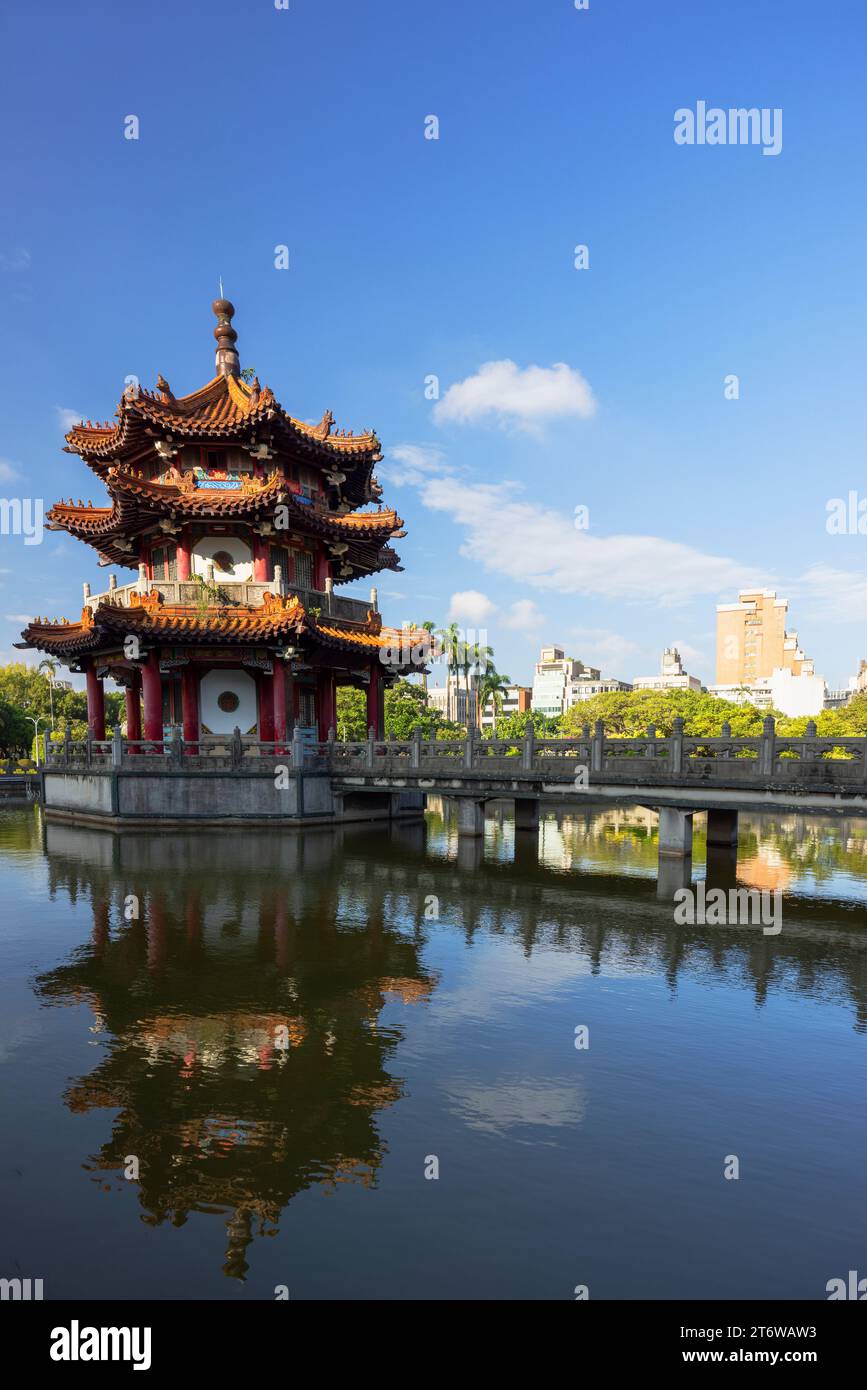 Pagode und Teich im 228 Peace Memorial Park, Taipei, Taiwan Stockfoto
